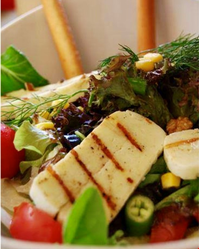 Hellim peynirli Salata